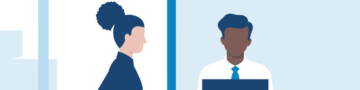 Een mevrouw staat bij een balie met daarachter een man