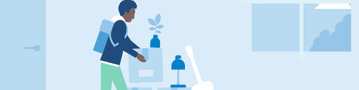 Een jongen pakt een verhuisdoos op