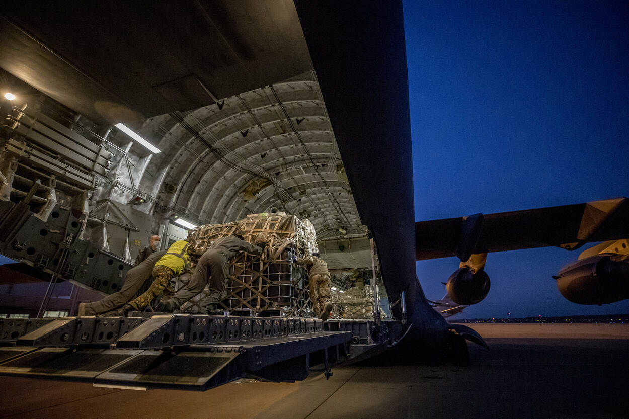 Belading C-17 met medische apparatuur en medicijnen voor Sint-Maarten