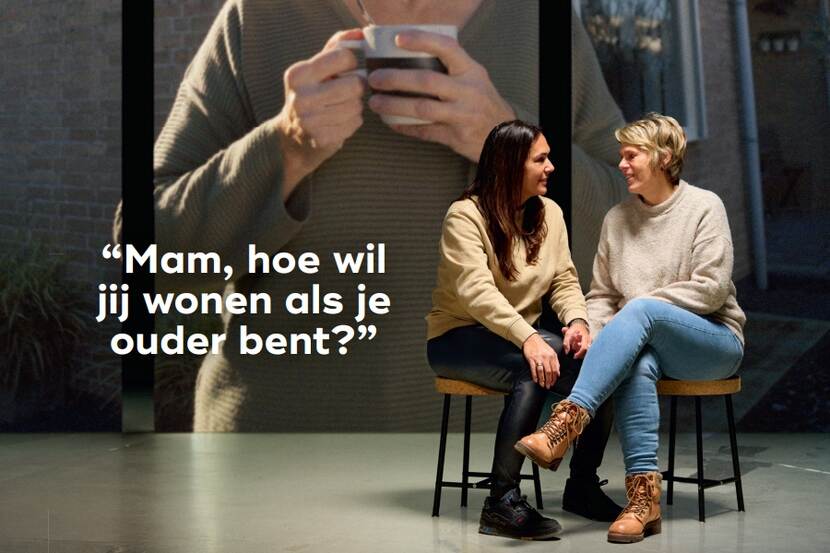 Moeder en dochter praten over later met de tekst: "Mam, hoe wil jij wonen als je ouder bent?"