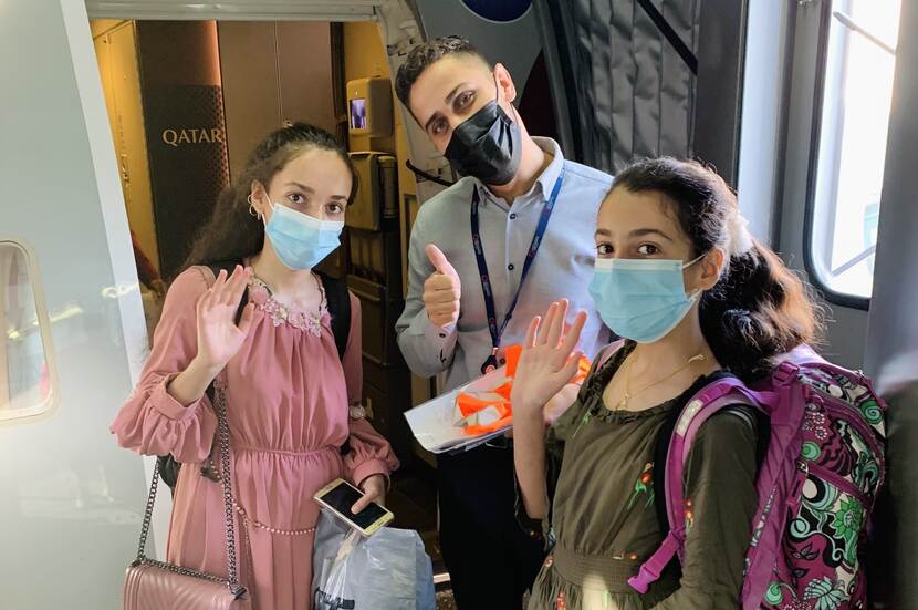 Ilyaas met de Afghaanse zusjes