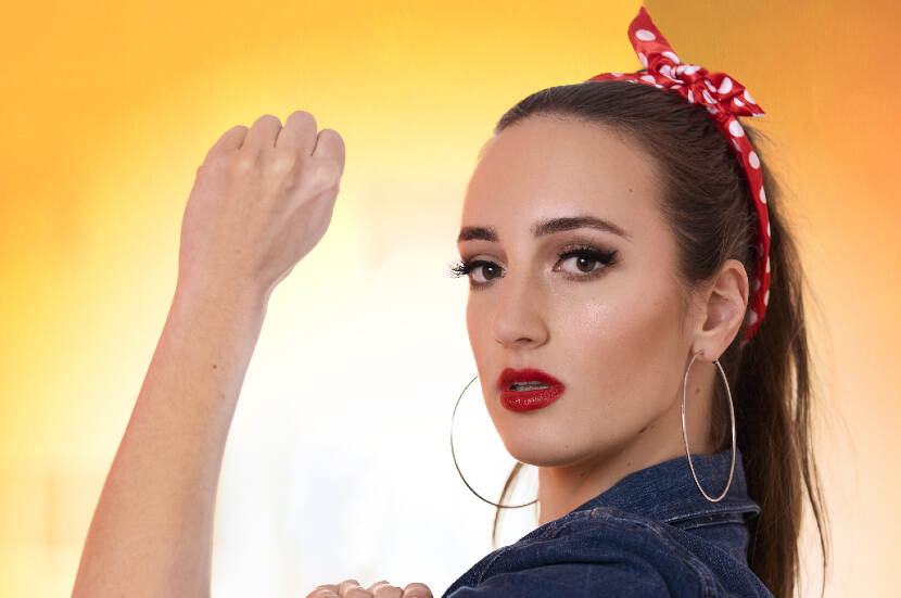 Jongerenambassadeur Laura Bas deed in 2021 mee aan de verkiezing van Miss World Nederland om aandacht te vragen voor de loonloof tussen mannen en vrouwen.