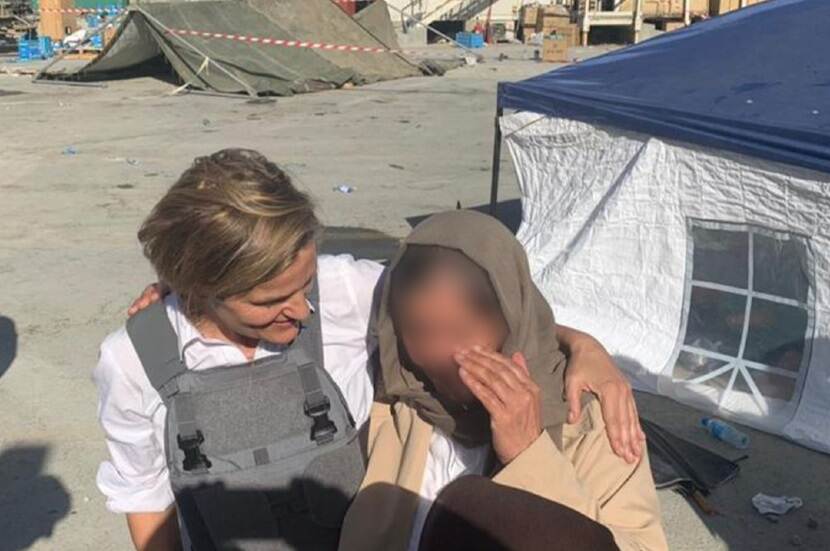 Ambassadeur Caecilia Wijgers op het vliegveld in Kaboel.