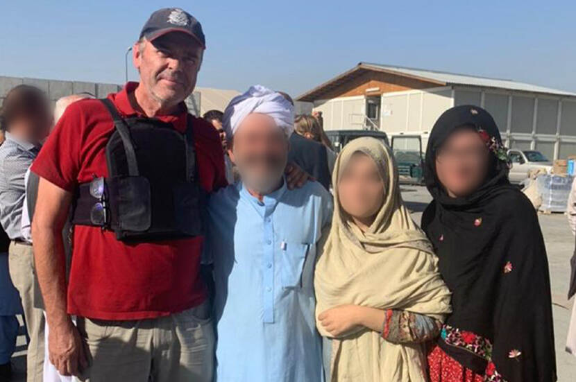 Ambassadeur Michel Rentenaar op het vlieveld in Kaboel.