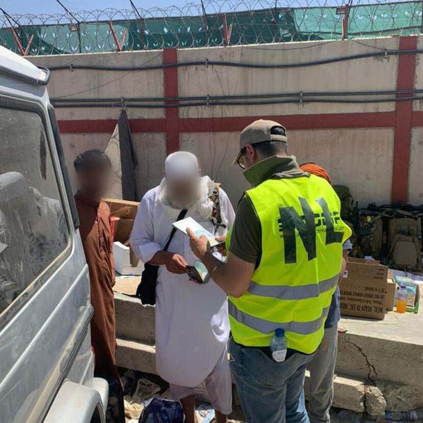 Nederlandse ambassademedewerker op het vliegveled in Kaboel.