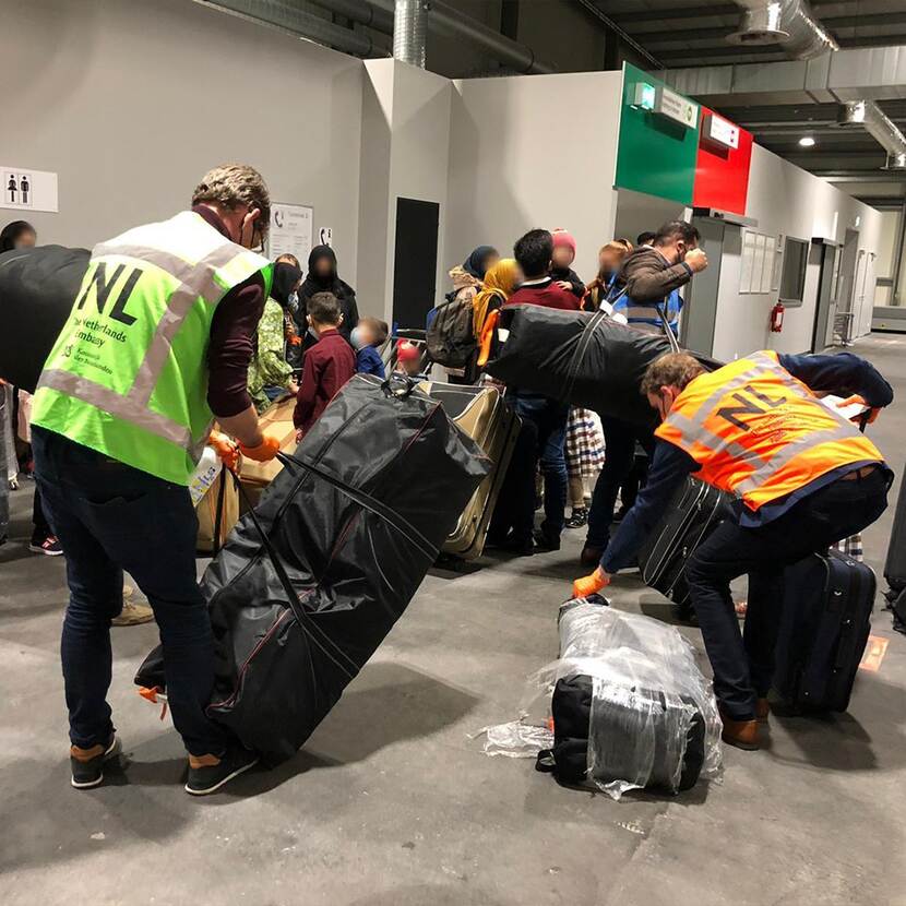 Ambassademedewerker Thom Kyll is vanuit Berlijn betrokken bij de evacuatie van Afghaanse vluchtelingen.