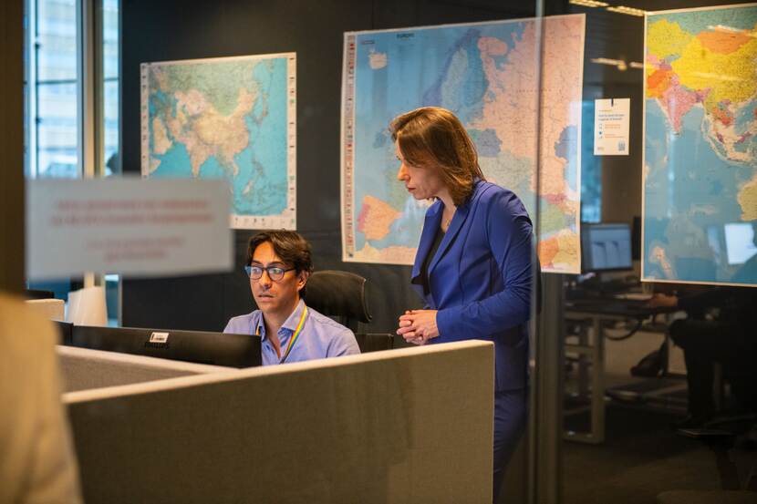 Minister Bruins Slot bezoekt het crisiscentrum van Buitenlandse Zaken in Den Haag