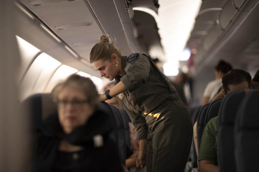 Het MRTT-team bereidt de passagiers voor op de terugvlucht.