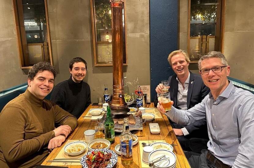 LeydenJar, met als tweede van rechts Ewout Lubberman, investeerde in Korea formeel én informeel in nieuwe relaties