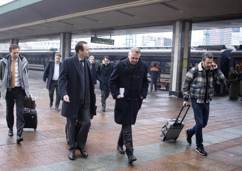 Jennes de Mol ontvangt toenmalig minister Geoffrey van Leeuwen in Kyiv.