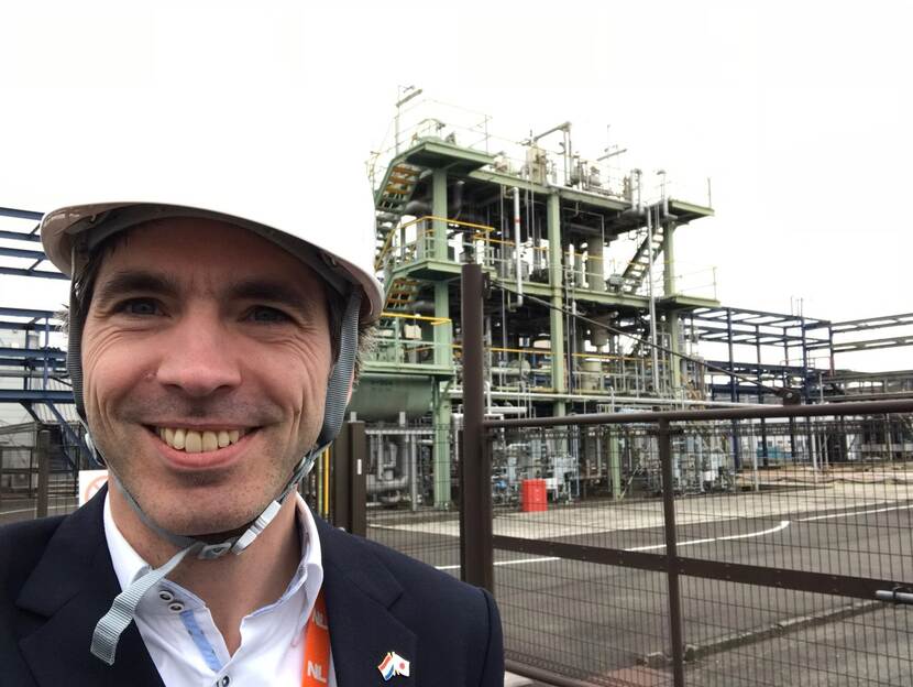 Niek sluit de missie af met een veldbezoek.