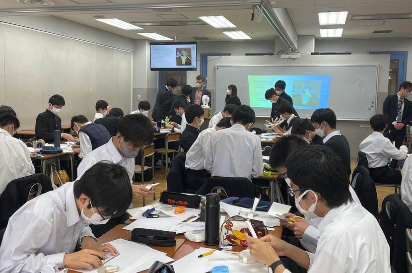 Middelbare scholieren wind op zee