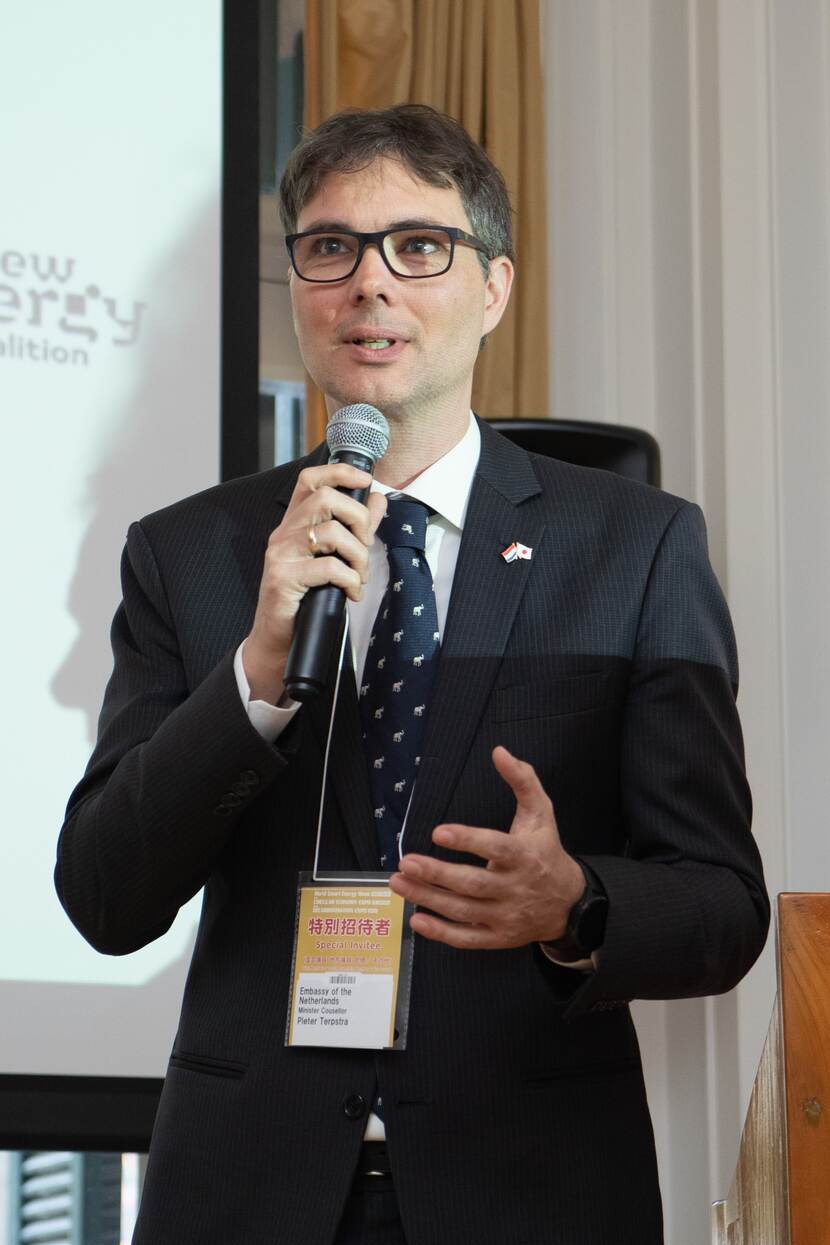 Pieter Terpstra spreekt de delegatie toe.