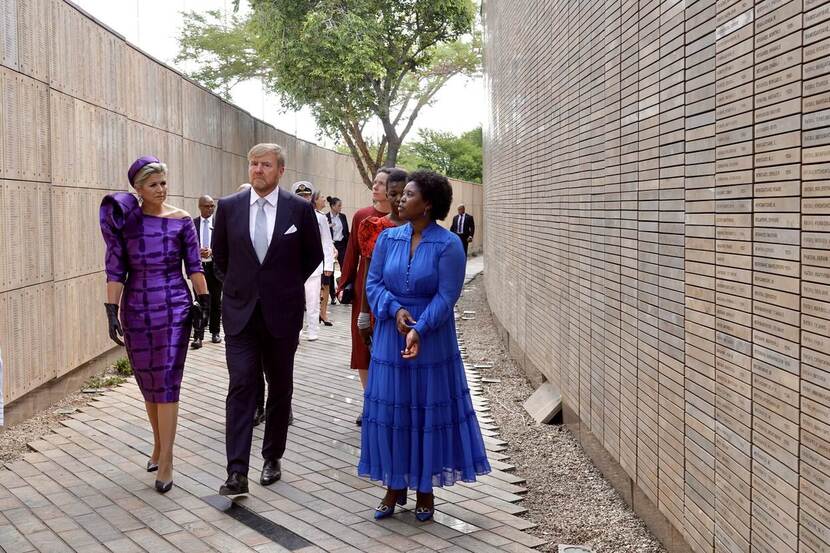 Het Koninklijk Paar loopt door de 'Wall of Names'