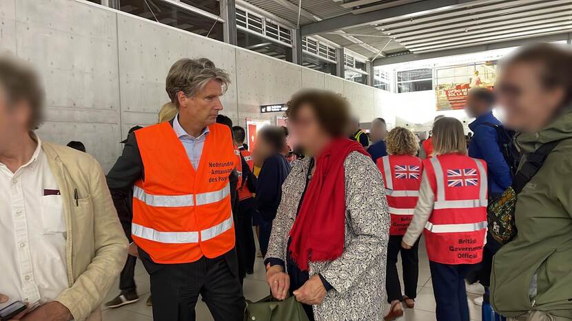 Ambassadeur Jan Versteeg vangt Nederlanders uit Niger op in Parijs