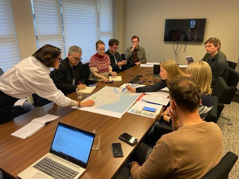 De delegatie uit Odesa, rechts in het midden te zien, overlegt over de waterproblematiek.