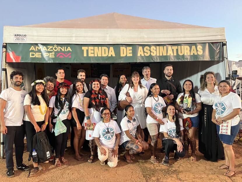 Groepsfoto voor een tent