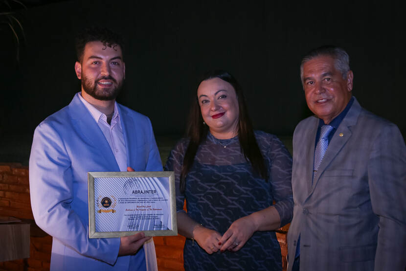 Drie mensen op de foto met de prijs