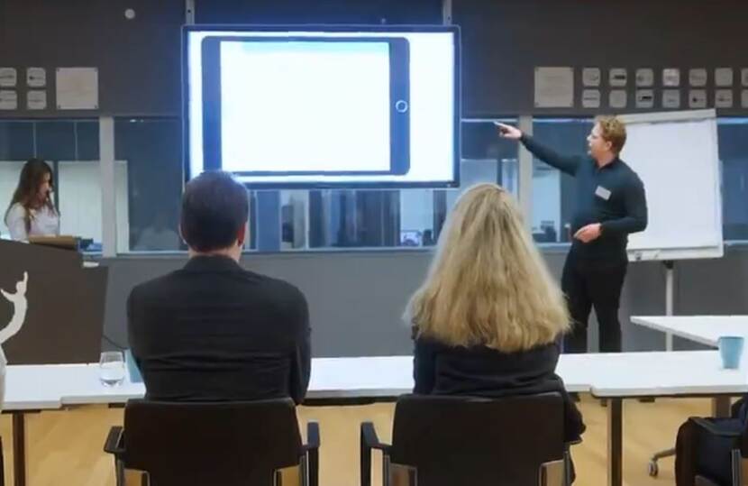 Menno presenteert zijn bedrijf aan toenmalig minister van Buitenlandse Handel en Ontwikkelingssamenwerking Geoffrey van Leeuwen.