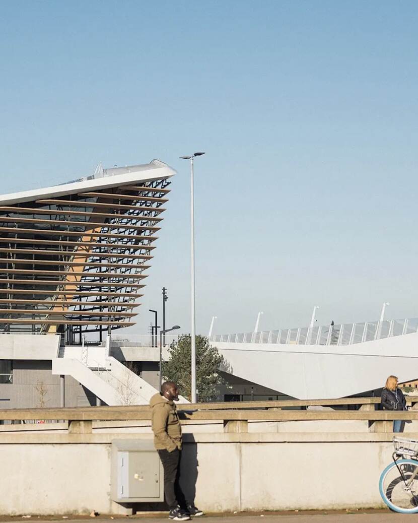 Het gebouw staat in de Parijse wijk Saint-Denis.