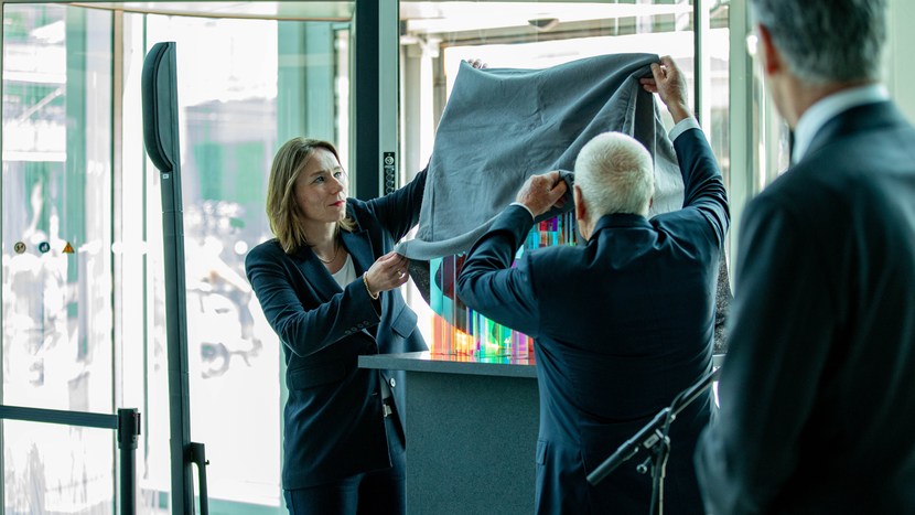 Minister Bruins Slot onthult een kunstwerk