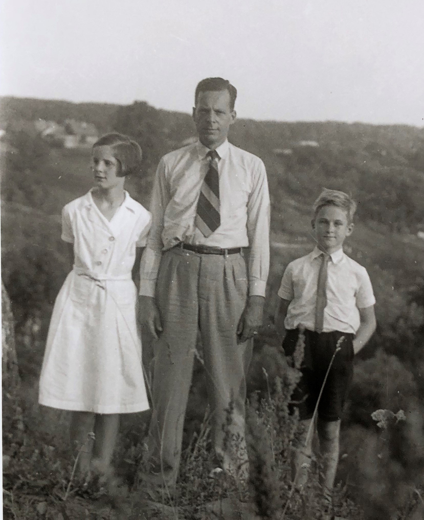 Gezinsfoto Jan Zwartendijk met aan beide zijden kinderen