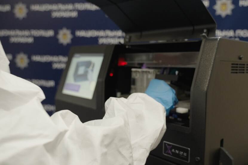 De Oekraïense politie voert een DNA-test uit.