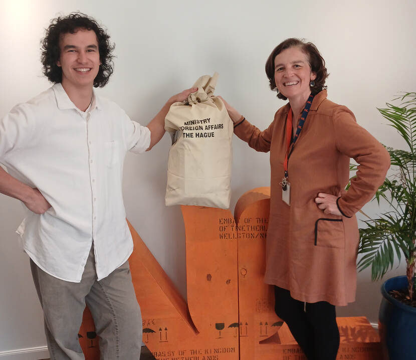 Guy van Egmond en Greet Pauwelijn met de laatste zending stembiljetten in Nieuw-Zeeland.