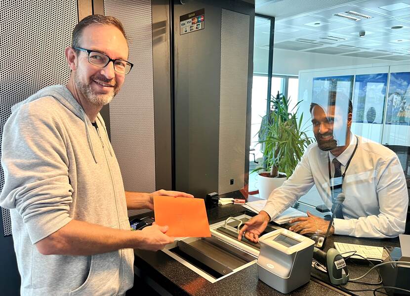 Joris Vredeling bij de ambassade in Madrid.