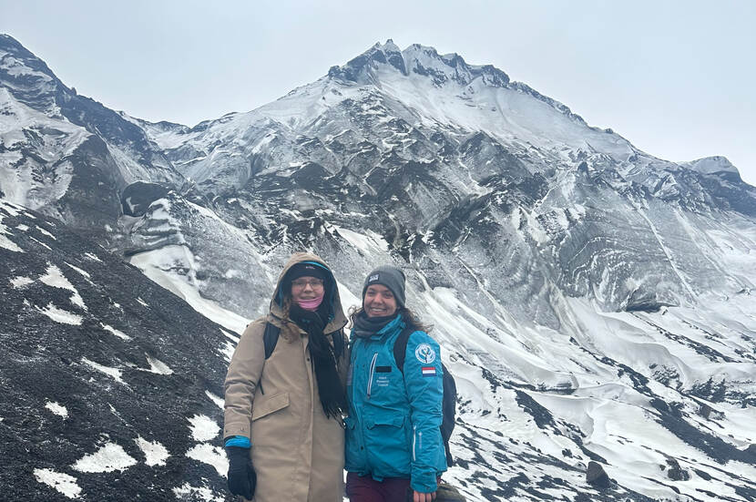 Yousra en haar collega Elena-Laura Álvarez Ortega op Antarctica