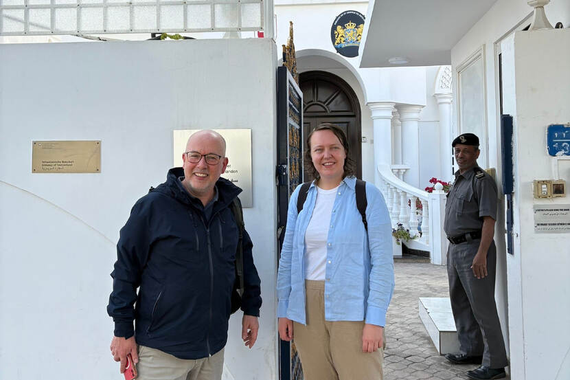 Martin en Lisa van het Snel Consulair Ondersteuningsteam (SCOT) in Oman