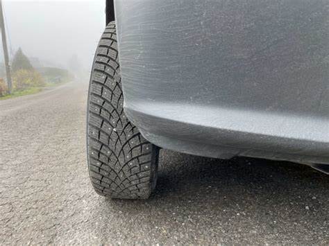 winterbanden met spikes voor in de bergen in Noorwegen