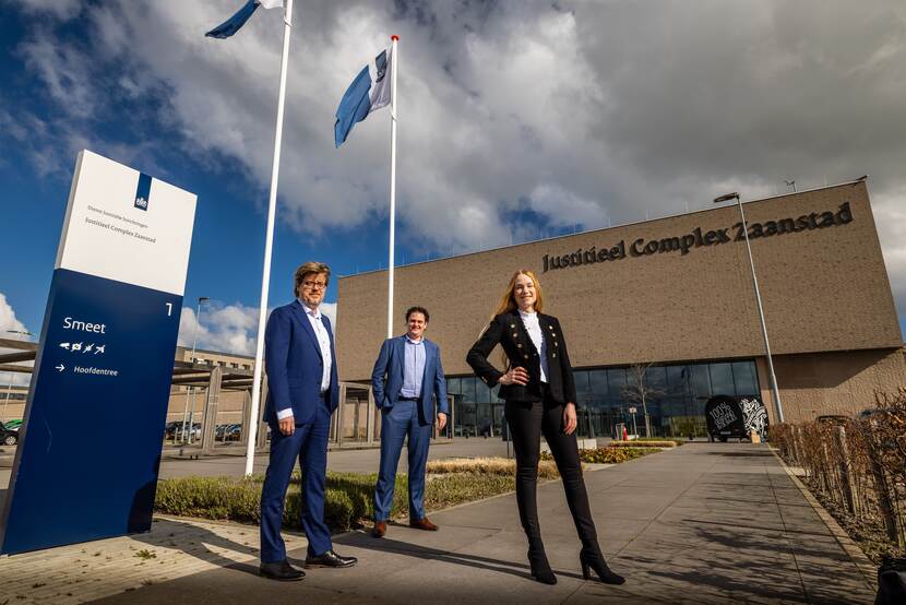Martin Speelman, Jeroen Posthuma en Marthe Stortelder poserend voor het Justitieel Complex Zaanstad
