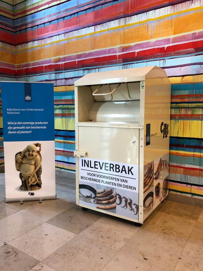 Inleverbak voor voorwerpen van beschermde planten en dieren.