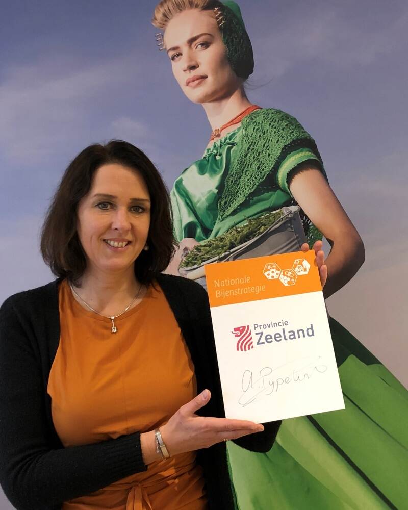 Gedeputeerde Anita Pijpelink met het ondertekende bordje voor de NBS