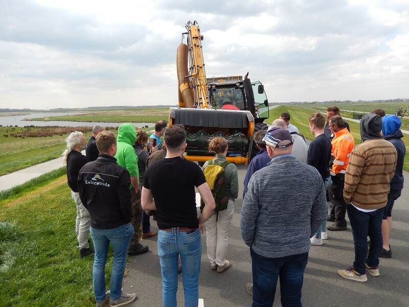 Demonstratie van de Ecochopper, een maai-zuigcombinatie die in één werkgang maait en ruimt