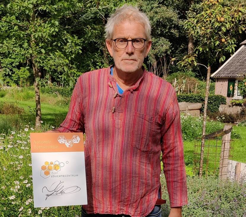 Jaap Molenaar met het ondertekende bordje voor de NBS