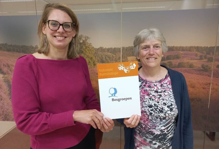 Algemeen directeur Marije Storteboom & ecoloog Marjolein van Os van de Unie van Bosgroepen met partnerbord Nationale Bijenstrategie