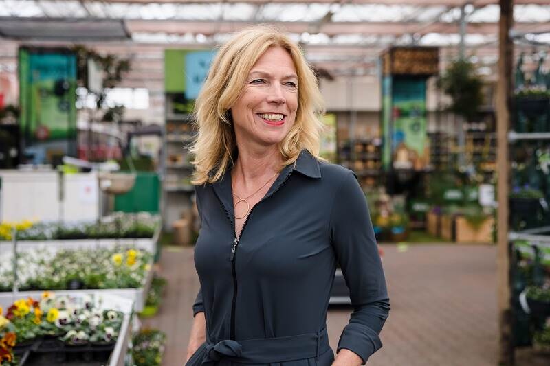 Brenda Horstra in tuincentrum