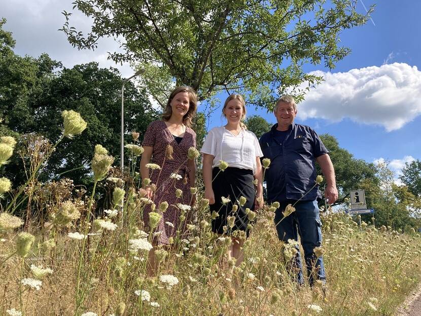 Anneriek Simons, Beleidsmedewerker Groen, Annemarie Dubbink, Wethouder gemeente Hellendoorn en Erik Pluimers, Medewerker Groen in winnende berm Helmkruidlaan in Nijverdal