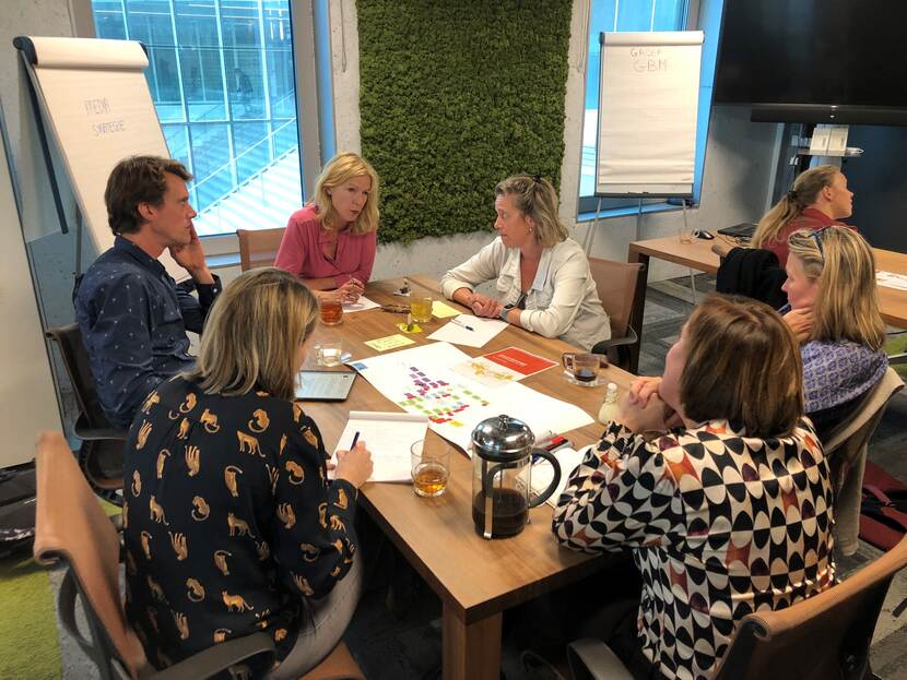 In groepjes werken aan een opdracht tijdens de workshop