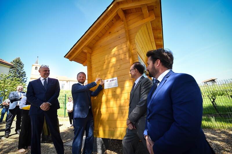 Nederland geeft samen met België en Luxemburg een bijenhuis