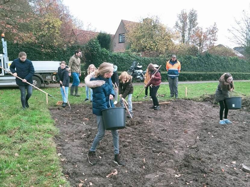 Leerlingen basisschool zaaien wildbloemen