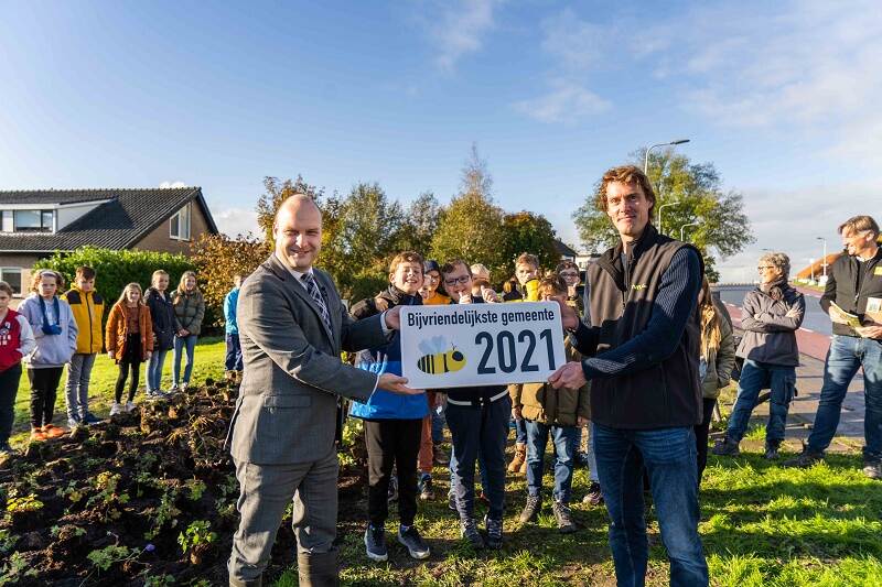 Wethouder Jan Willem Schuurman van de gemeente Zuidplas krijgt bordje Bij-vriendelijkste gemeente 2021 van IVN Natuureducatie