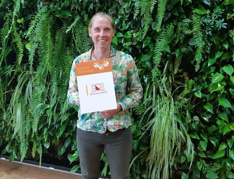 Wethouder Lot van Hooijdonk met het ondertekende bordje voor de NBS