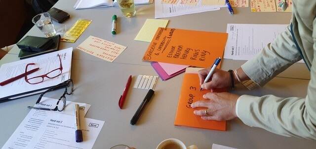 Tafel workshop met materialen