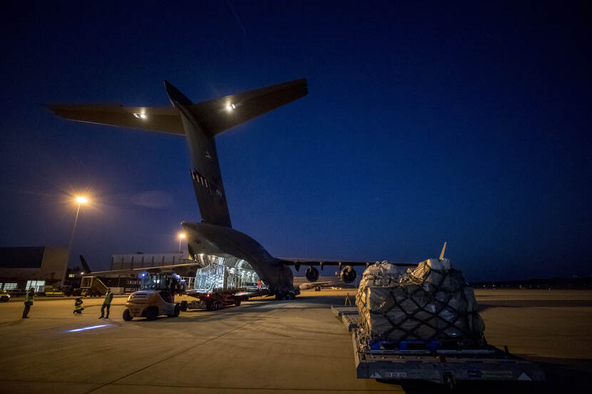 Belading C-17 met medische apparatuur en medicijnen voor Sint-Maarten