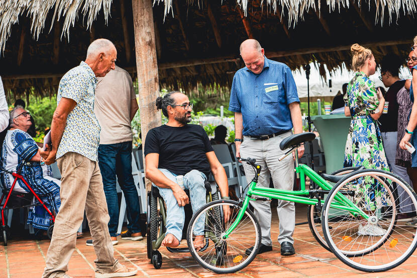 Man in een rolstoel met gezelschap
