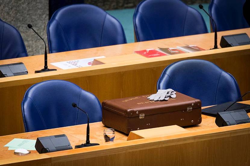 Het koffertje in de Tweede Kamer met daarop de handschoenen van minister Dijsselbloem.