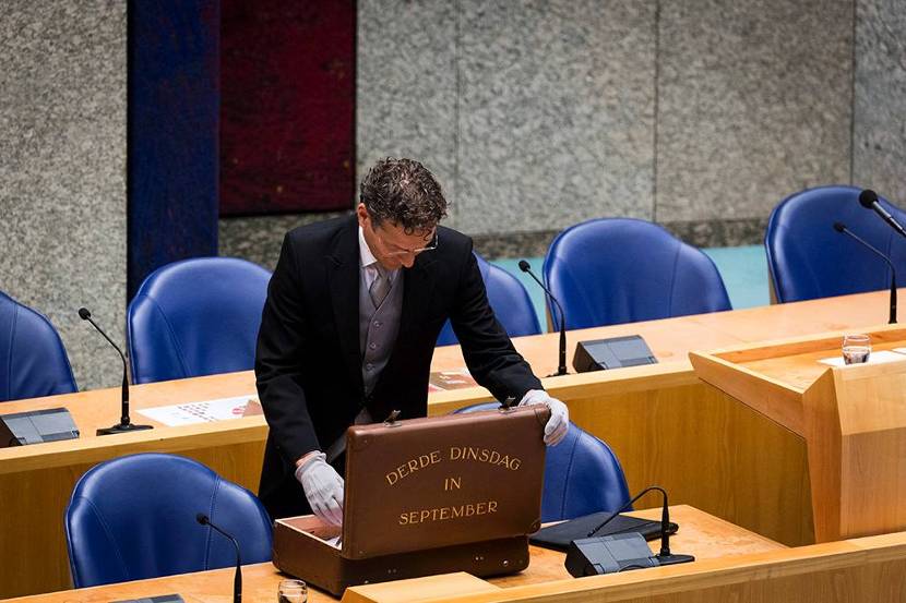 Minister Dijsselbloem biedt de Miljoenennota aan de Tweede Kamer aan.